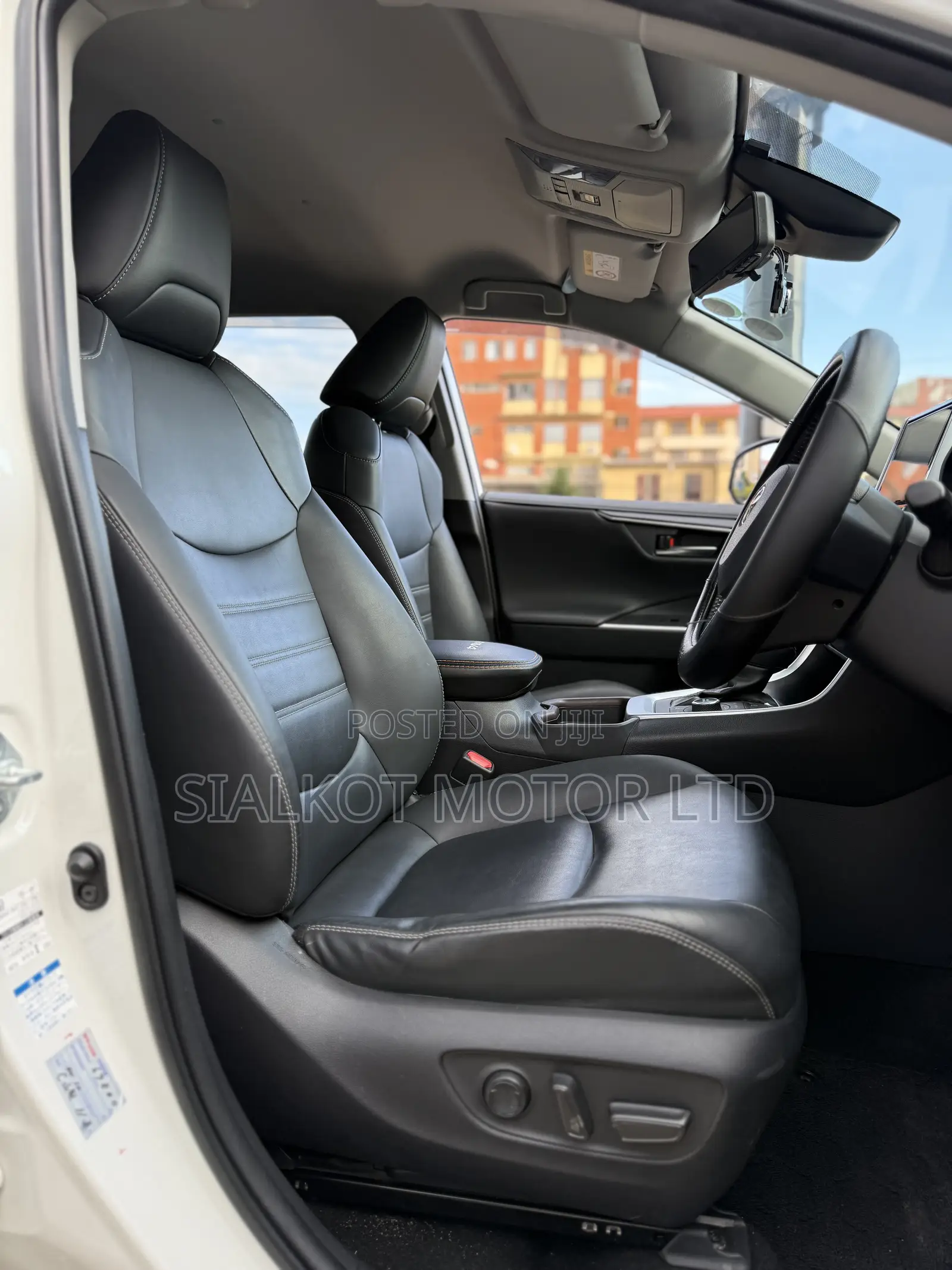 Toyota RAV4 LE AWD 2019 White