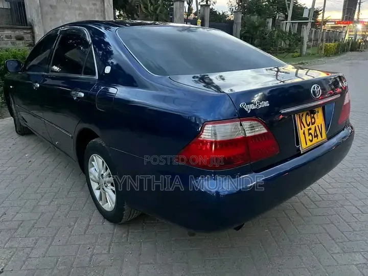 Toyota Crown 2006 Blue