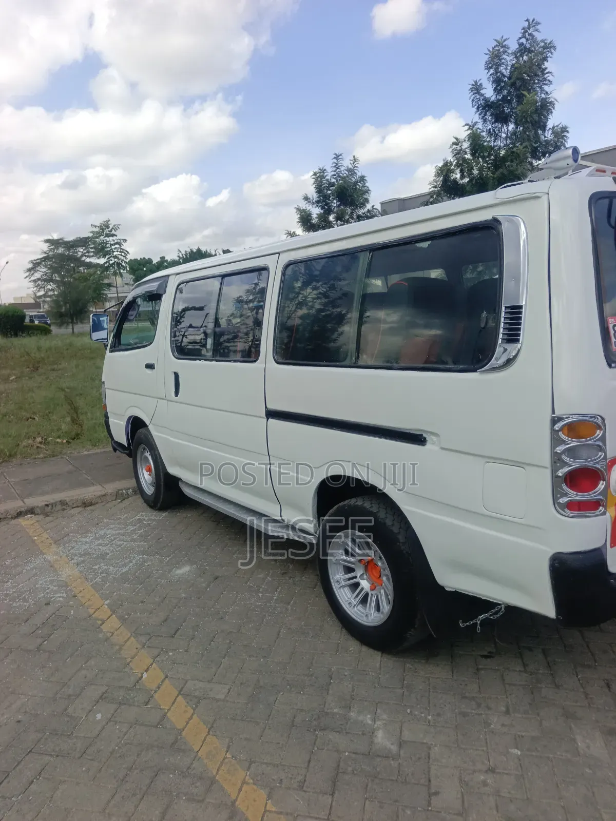 Toyota HiAce 2000 White