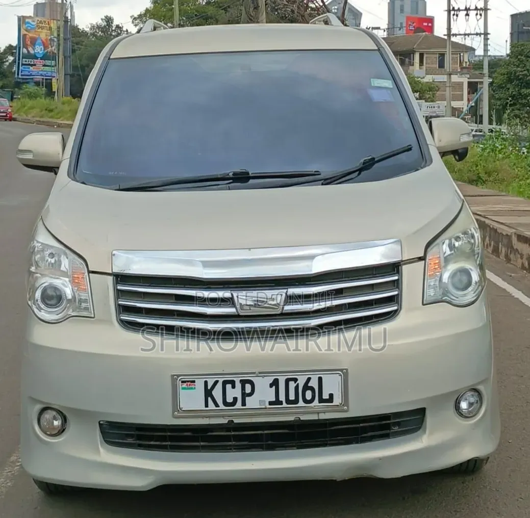 Toyota Noah 2011 Gold 