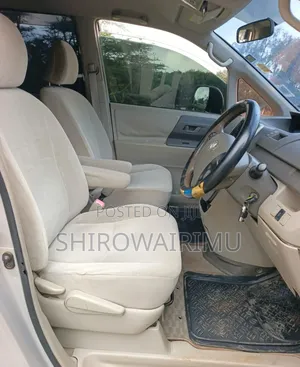 Toyota Noah 2011 Gold 