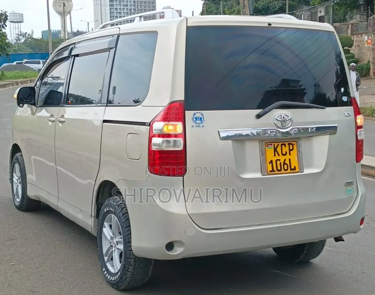 Toyota Noah 2011 Gold 