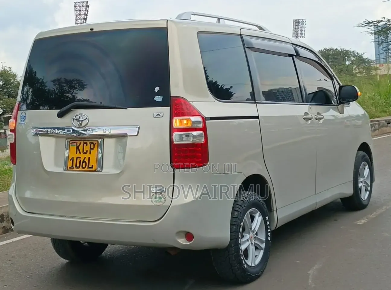 Toyota Noah 2011 Gold 