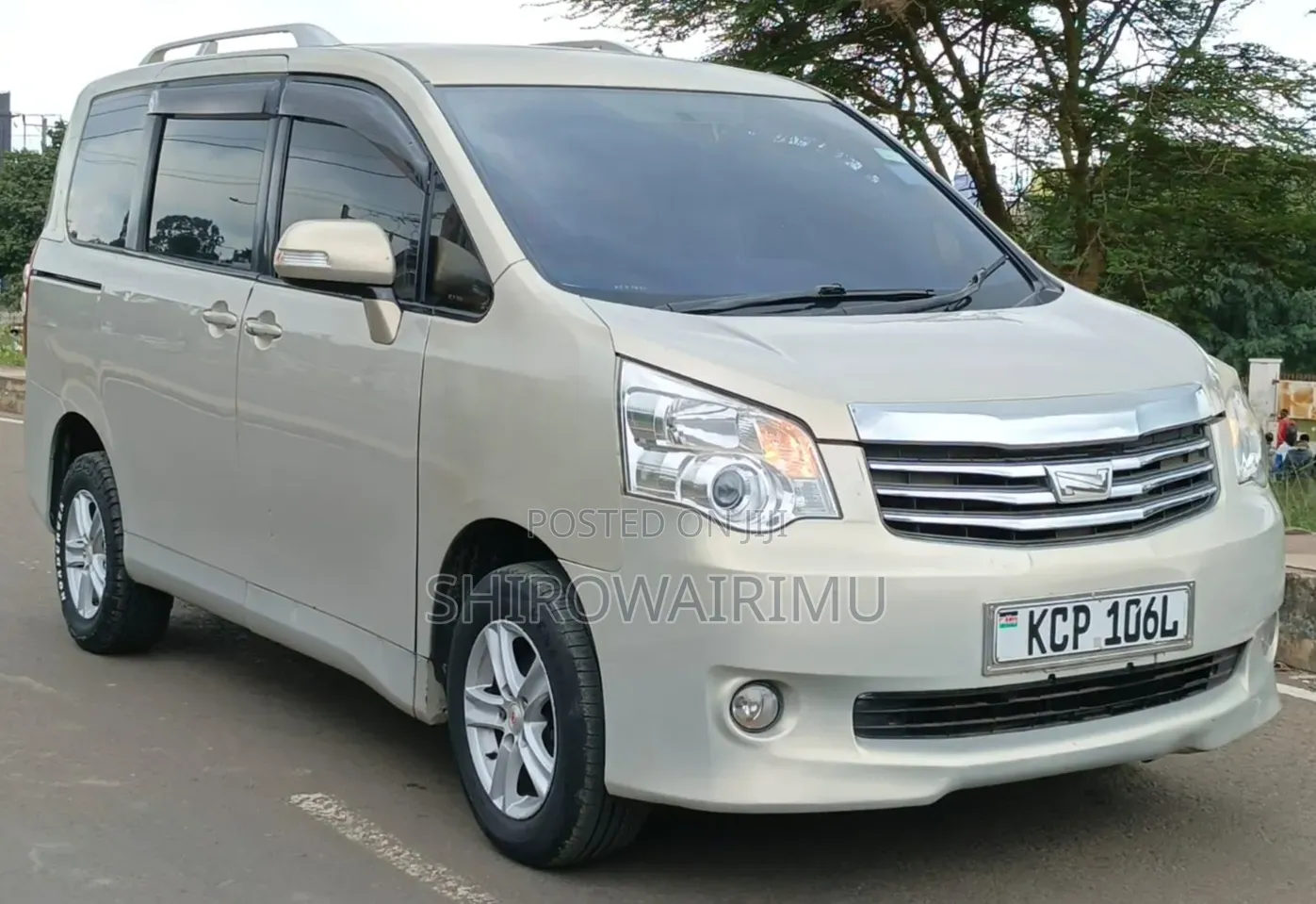 Toyota Noah 2011 Gold 