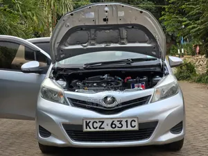 Toyota Vitz 2013 Silver