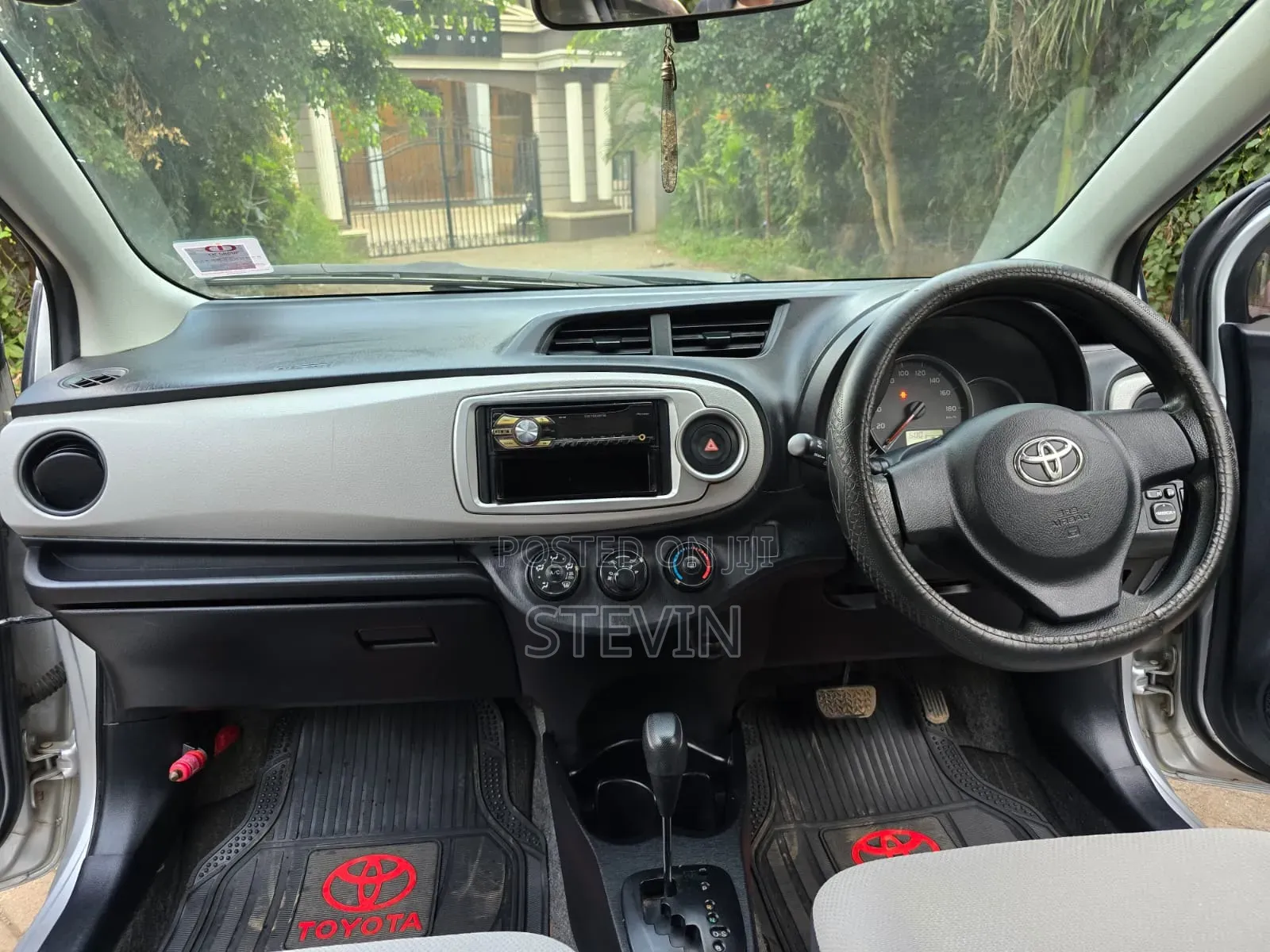 Toyota Vitz 2013 Silver