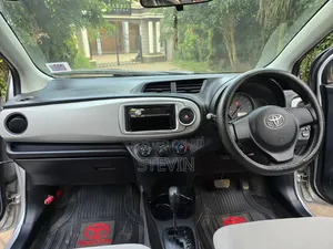 Toyota Vitz 2013 Silver