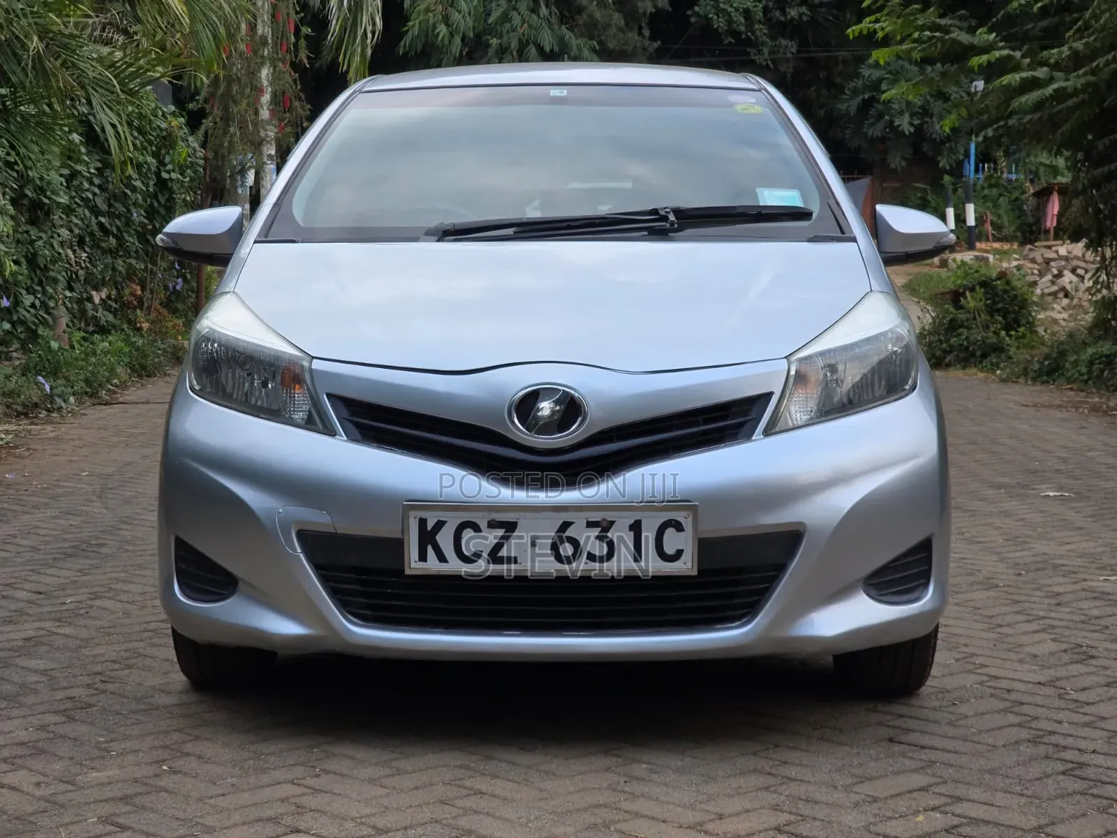 Toyota Vitz 2013 Silver