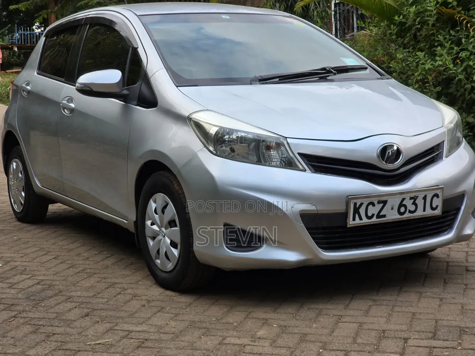 Toyota Vitz 2013 Silver