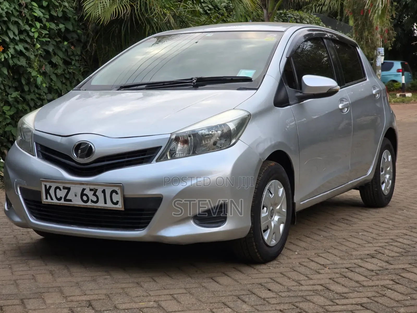 Toyota Vitz 2013 Silver