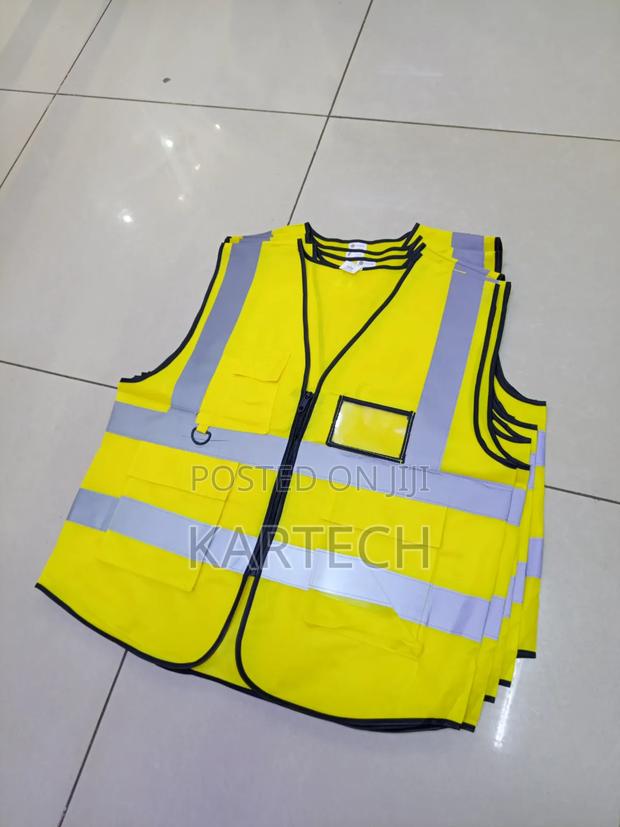 High-visibility Yellow Reflective Safety Vest With Zipper & Pockets