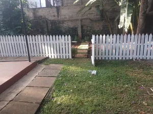 Ordile Whitish Mahogany Garden Fences Customized