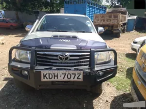 Toyota Hilux 2.5 D-4D 4X4 SRX 2011 Silver