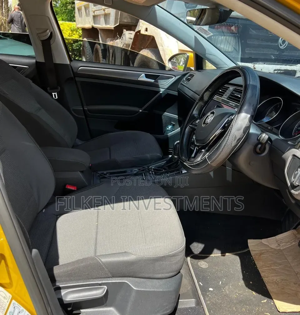 Volkswagen Golf 2017 Gold
