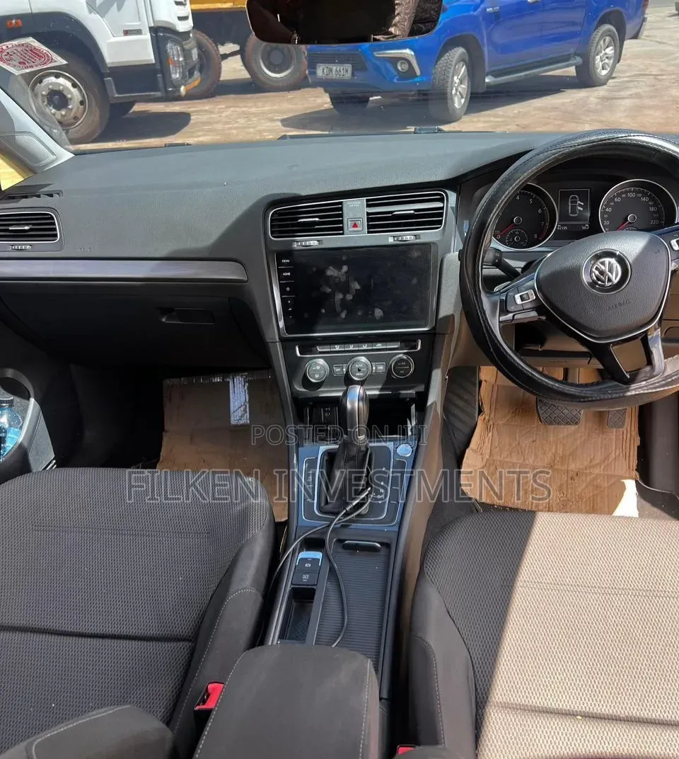 Volkswagen Golf 2017 Gold