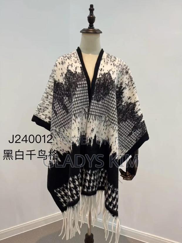 Warm Poncho - thumbnail 2