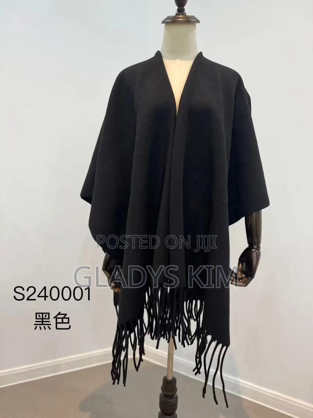 Warm Poncho - thumbnail 3