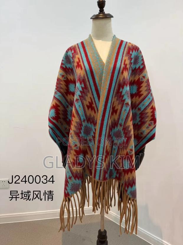 Warm Poncho - thumbnail 4
