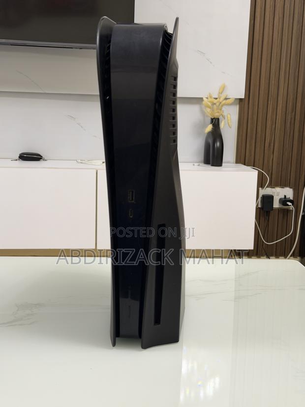 Playstation 5 Standard Disc With 2 Controllers - thumbnail 2