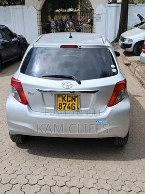Toyota Vitz 2011 Silver