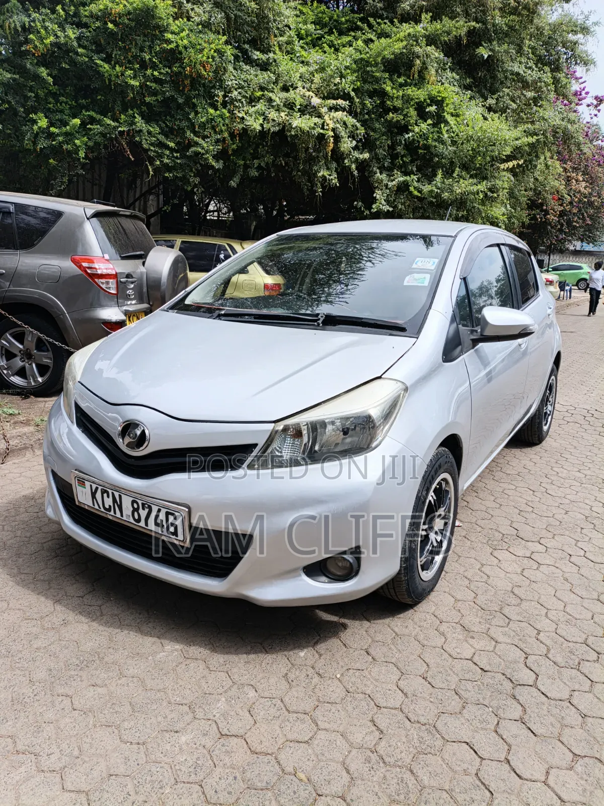 Toyota Vitz 2011 Silver