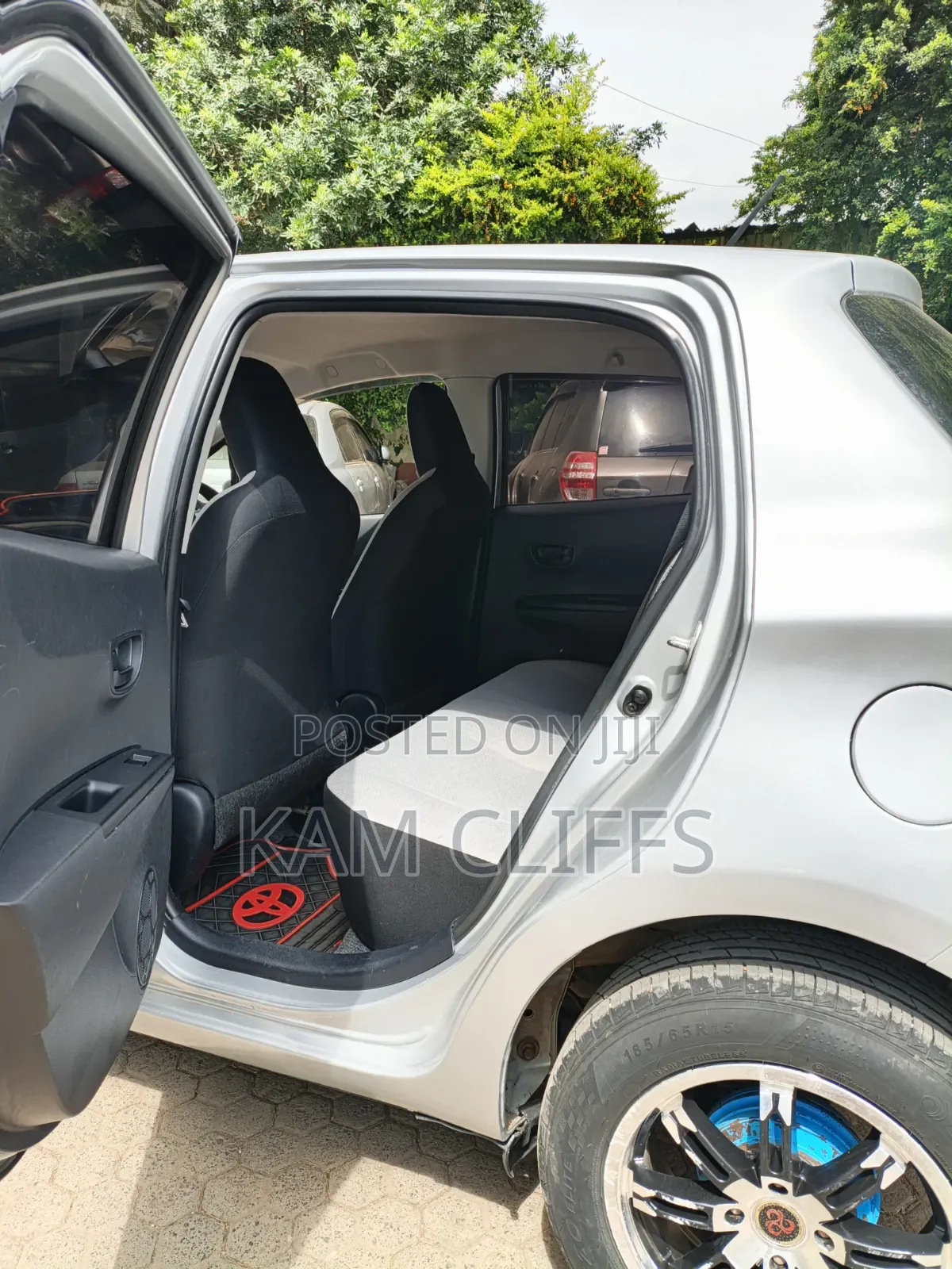 Toyota Vitz 2011 Silver