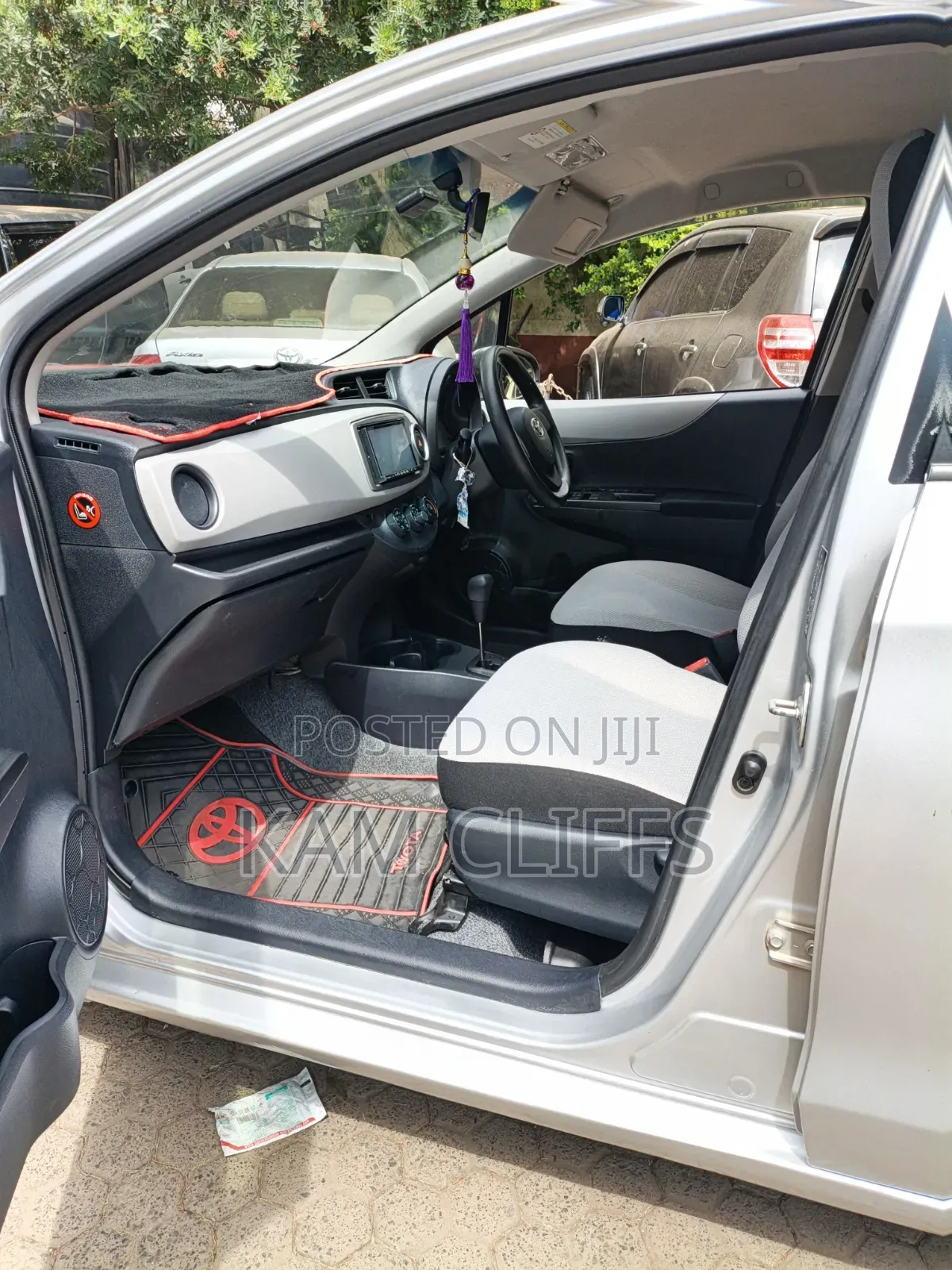 Toyota Vitz 2011 Silver