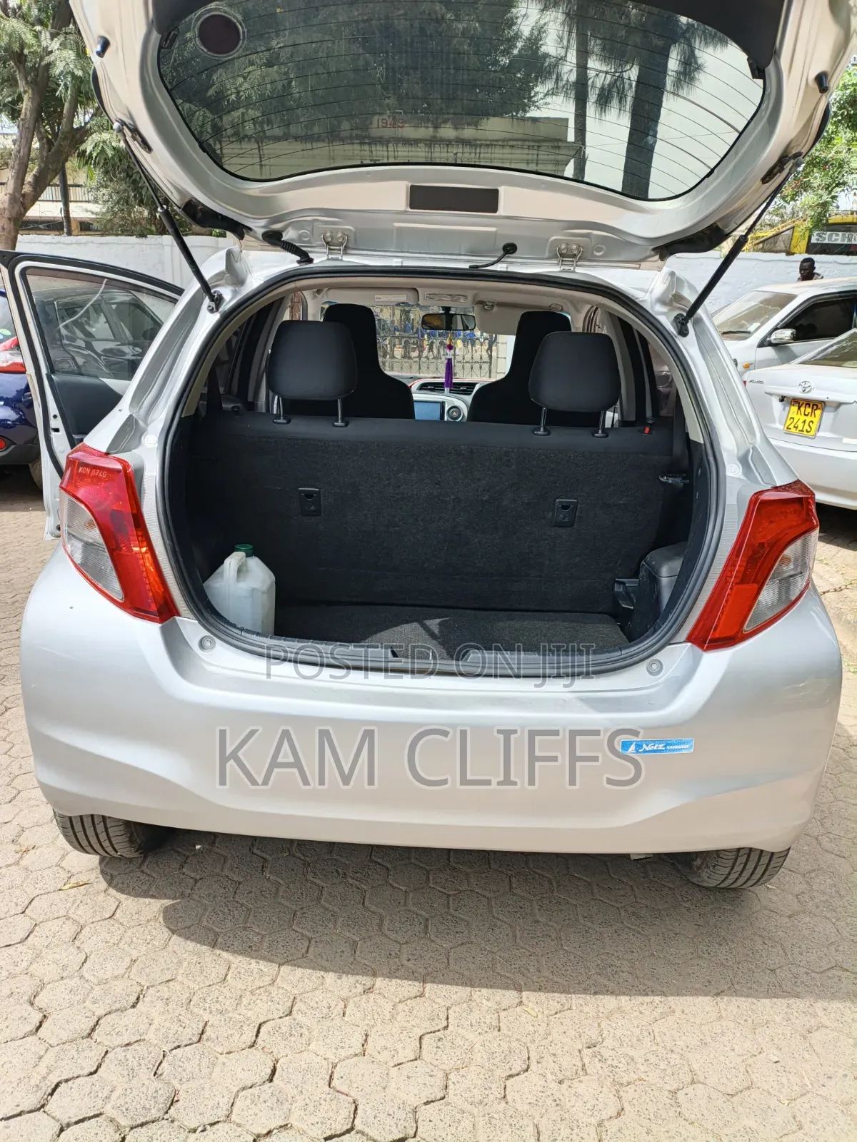 Toyota Vitz 2011 Silver