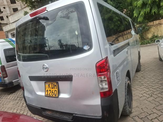 Nissan Caravan (Urvan) 2015 Silver - thumbnail 4