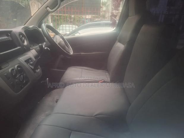Nissan Caravan (Urvan) 2015 Silver - thumbnail 5