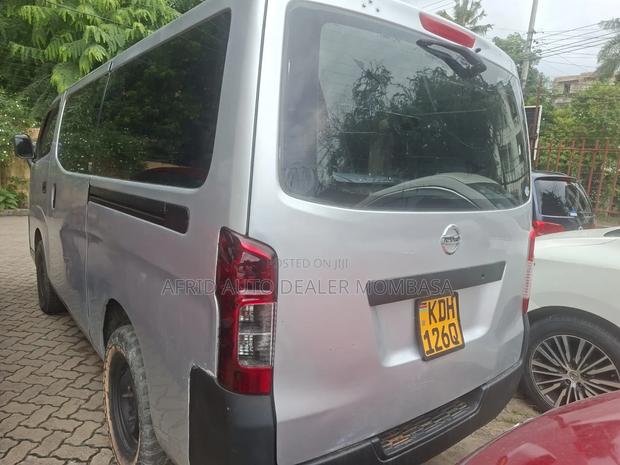 Nissan Caravan (Urvan) 2015 Silver - thumbnail 6