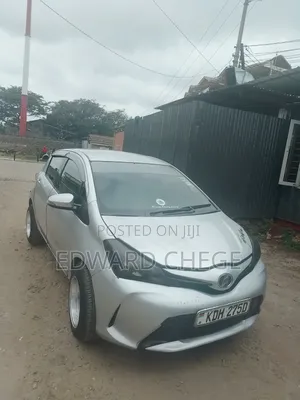 Toyota Vitz 2015 Silver