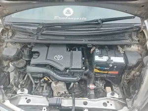 Toyota Vitz 2015 Silver