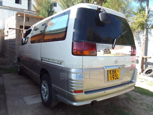 Nissan Serena 2002 White - thumbnail 4