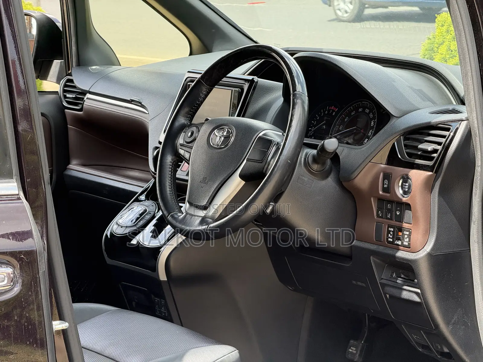 Toyota Esquire 2.0 FWD (7 seater) 2019 Purple