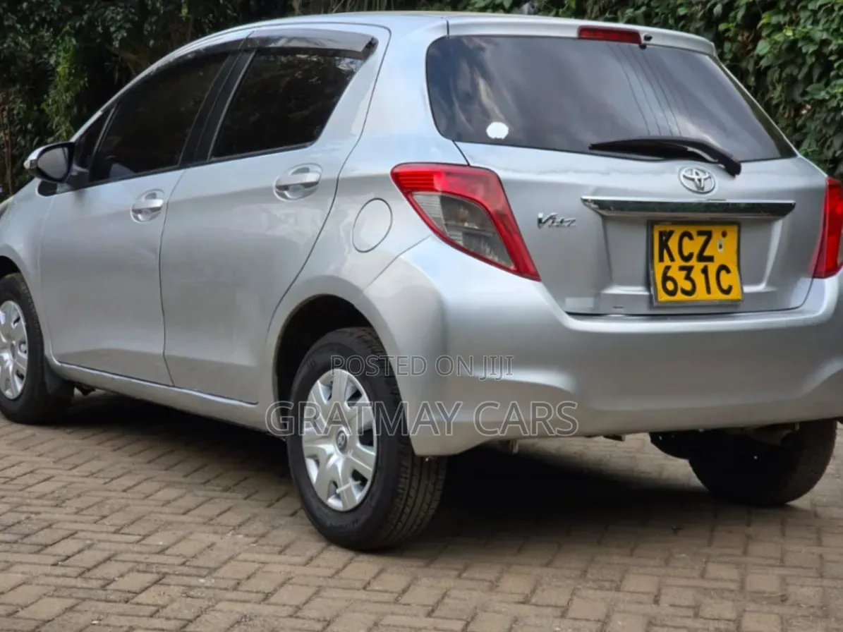Toyota Vitz 2013 Silver