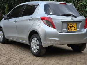 Toyota Vitz 2013 Silver