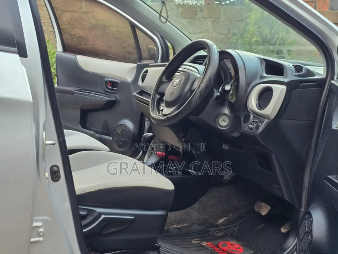 Toyota Vitz 2013 Silver