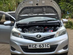 Toyota Vitz 2013 Silver
