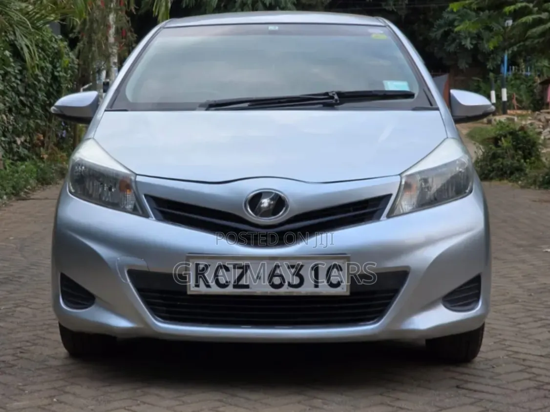 Toyota Vitz 2013 Silver