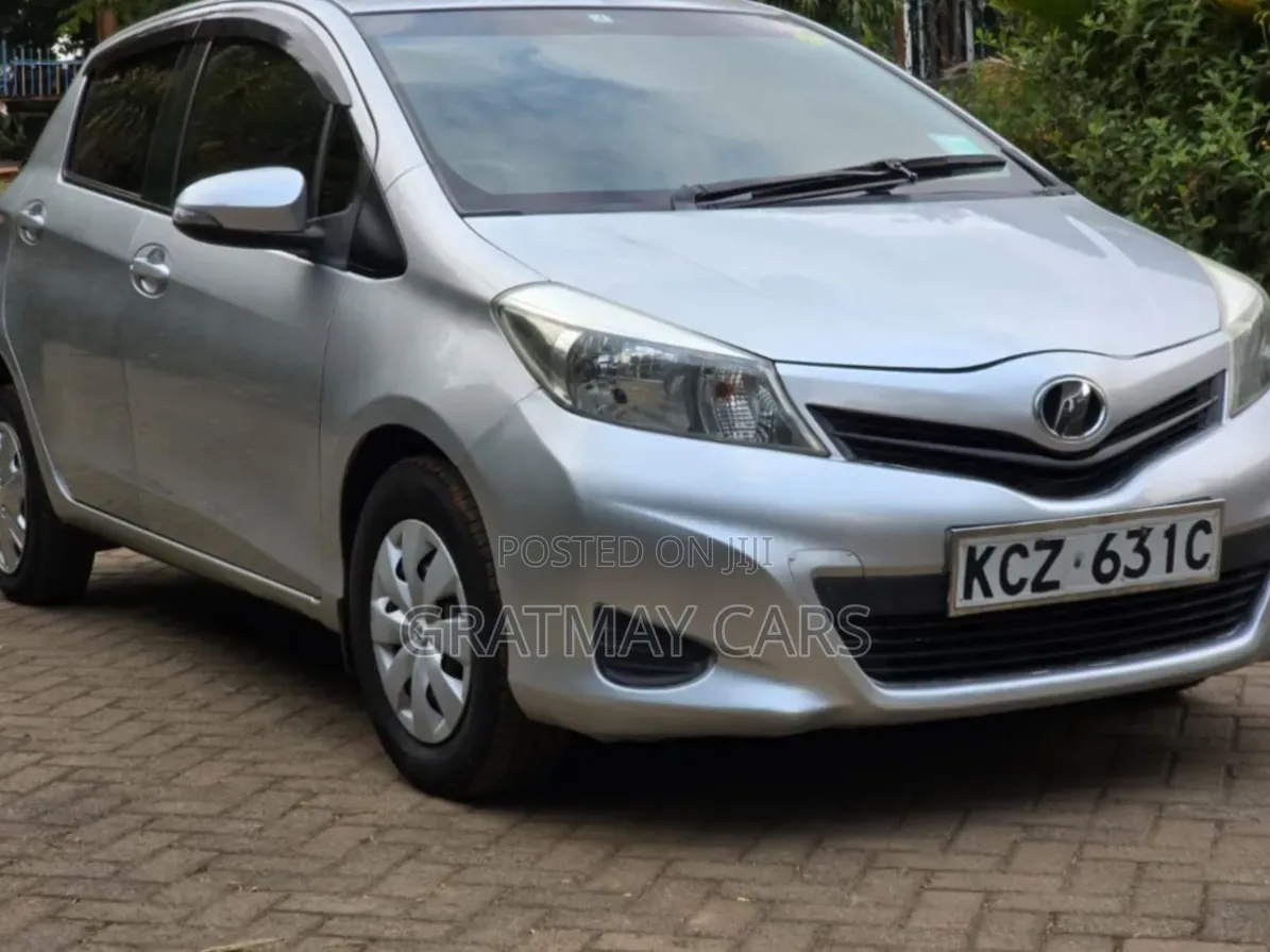 Toyota Vitz 2013 Silver