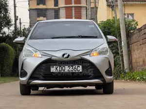 Toyota Vitz 2017 Silver