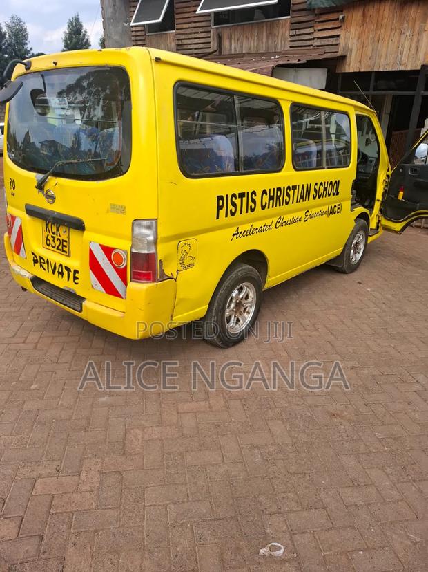 Nissan Caravan (Urvan) 2009 Yellow - thumbnail 3