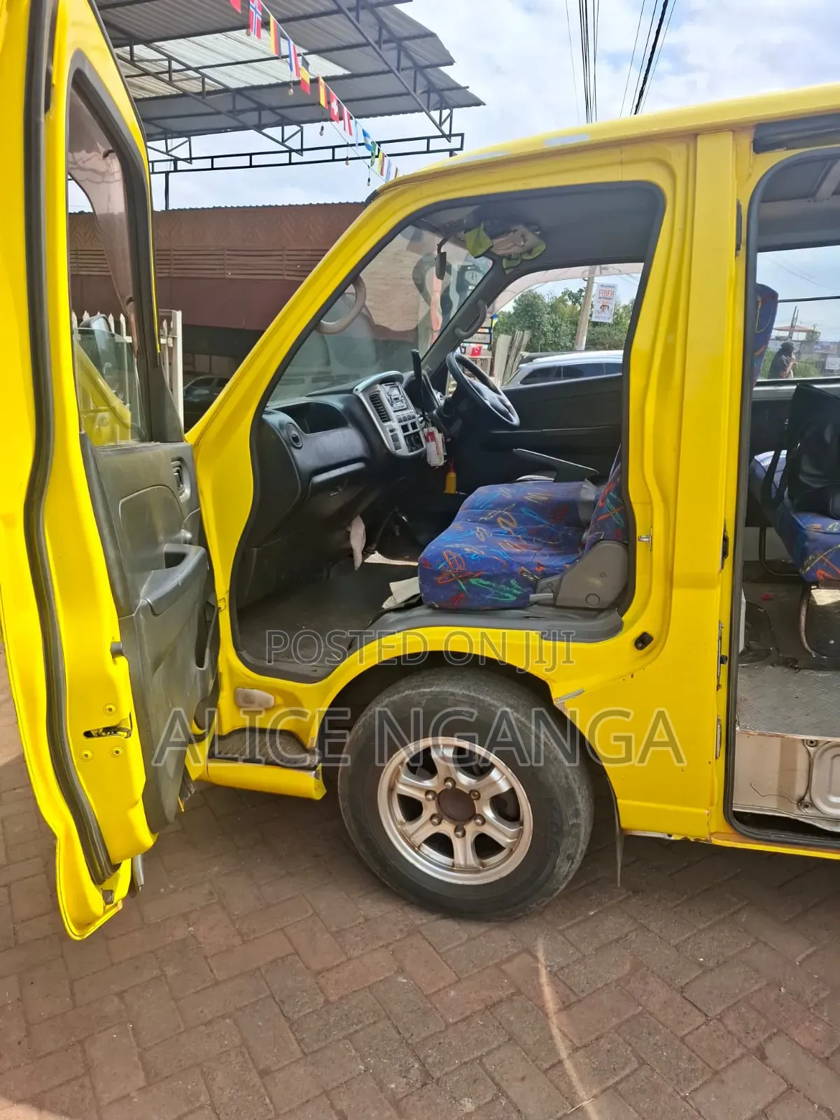 Nissan Caravan (Urvan) 2009 Yellow