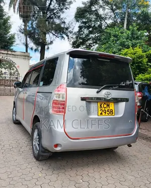 Toyota Noah 2010 Silver