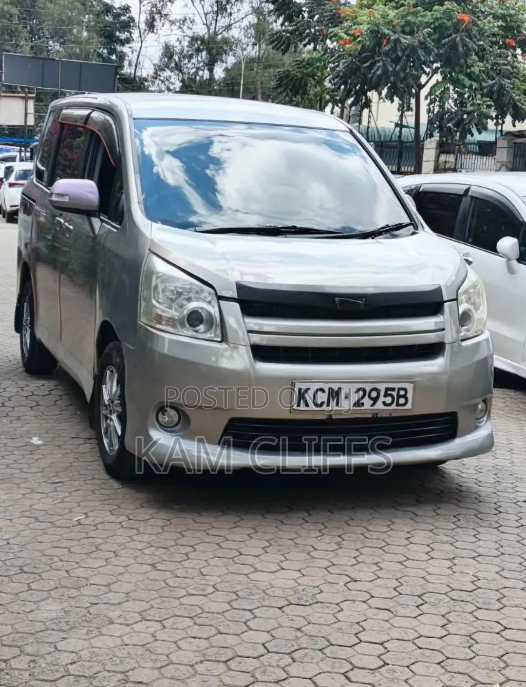 Toyota Noah 2010 Silver