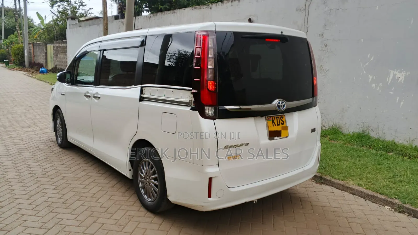 Toyota Esquire 2017 White