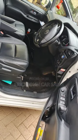 Toyota Esquire 2017 White