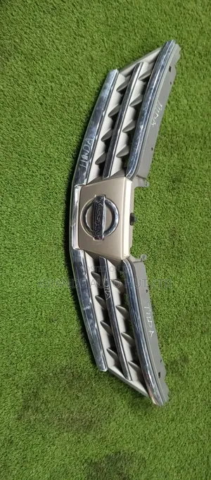 Nissan Tiida Grill