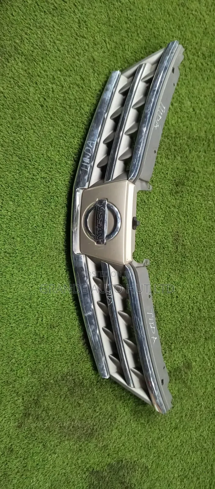 Nissan Tiida Grill